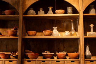 Eski tip ahşap mutfak rafı