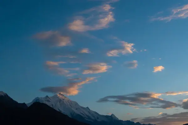 Güzel gün batımı gökyüzü bulutlu