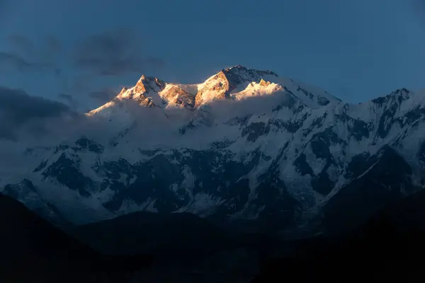 Sabahları dağların güzel manzarası