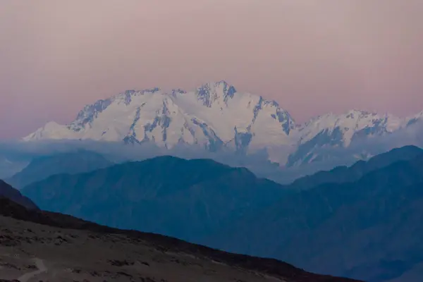 Nanga parbat Pakistan 'daki dağların güzel manzarası.