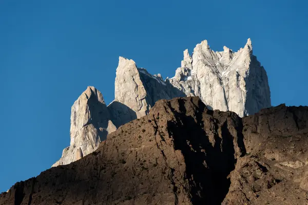 Dağların zirvesinde kar ve kayalar var.