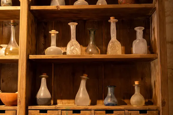 Mahzende şarap şişeleri