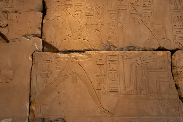 Büyük Mısır müzesindeki eski kabartmalarda firavunlar