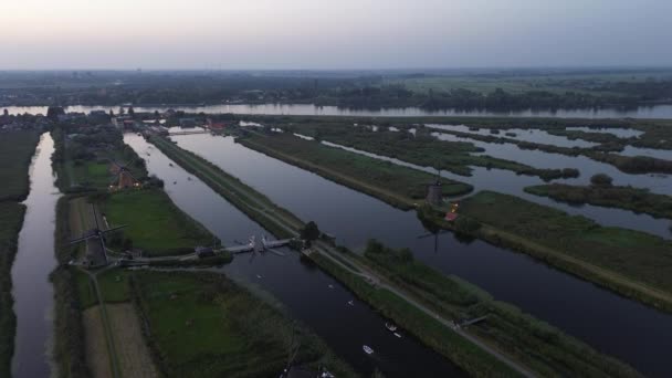 Drohnenflugvideo Über Kinderdijk Niederlande 2023 Bei Sonnenuntergang Zwischen Windmühlen Einem — Stockvideo
