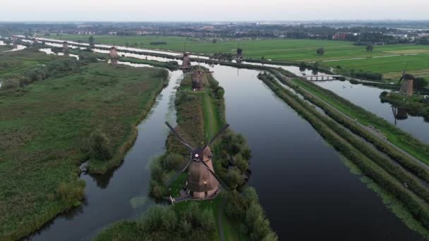 Drohnenflug Videoaufnahmen Über Kinderdijk Niederlande 2023 Bei Sonnenuntergang Zwischen Windmühlen — Stockvideo