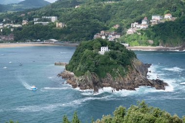 Donostia, San Sebastian 'daki Monte Urgull' dan Santa Clara adasının manzarası. Adada terk edilmiş bir deniz feneri var. Küçük bir rıhtım ve küçük bir kumsal da var..