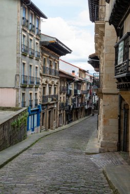 Hondarribia 'nın Txingudi Körfezi manzarası, İspanya' nın kuzeydoğusundaki Bask ülkesinde. Fotoğraf, Bidasoa nehrinin ağzında yer alan ve Fransa 'da Hendaye' ye bakan Plaza de Armas 'da çekildi..