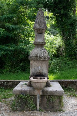 Bu antik harabe fıskiyesi, 16. yüzyılda inşa edilmiş Hondarribya 'nın koruyucu azizi Guadalupe Bakiresi Tapınağı' nın yanında. Defalarca yıkıldı ve azarlandı..