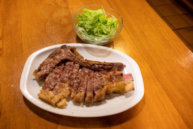 Lezzetli ızgara T-Bone bifteği ve taze salata..
