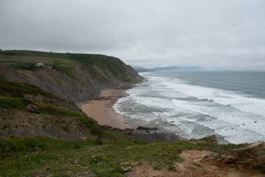 Bask ülkesinde (İspanya) Bilbao 'ya yakın bir yerde. Fotoğraf yağmurdan hemen sonra çekildi, rüzgarlı bir günde dalgalı deniz ile..