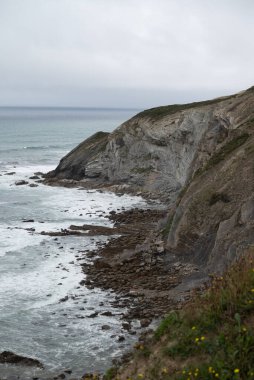 Bask ülkesinde (İspanya) Bilbao 'ya yakın bir yerde. Fotoğraf yağmurdan hemen sonra çekildi, rüzgarlı bir günde dalgalı deniz ile..