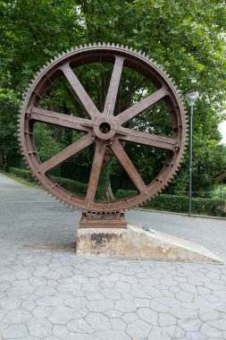 Bask bölgesindeki Bilbao 'daki Arksianda Füniküler İstasyonu' nda büyük vites heykeli. Bu turistik etkinlikte kullanılan ilk metal teçhizat..