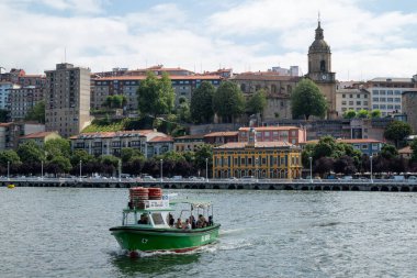 Bilbao: Üzerinde can yelekleri olan yeşil feribot, haliçlerden Nervion Nehri 'ni geçiyor. Portugalete ve Las Arenas 'ı birbirine bağlayan Portekiz ışınlayıcı köprüsüne yakınız..