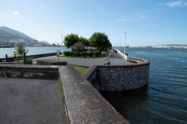 Bilbao 'nun Las Arenas şehir plajı. Burası, Euskadi 'deki Getxo' nun en iyi bilinen plajlarından biri. Güneşli bir yaz gününde, açık gökyüzüyle nehir ağzındayız..