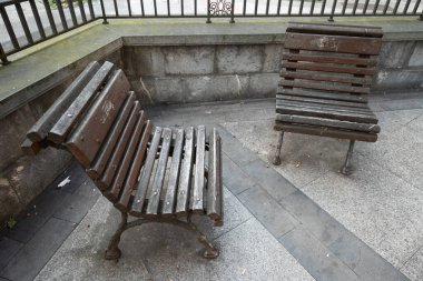 İspanya 'nın Bask Bölgesi' ndeki Bibao şehir merkezinde bulabileceğiniz tek bir kişi için düz ve tuhaf ahşap banklar..