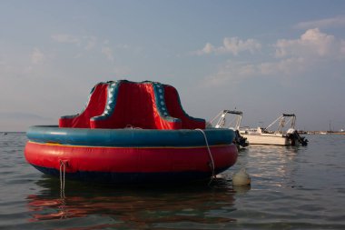 Şişme oyun, alacakaranlıkta suda yüzer, açılır. Bu oldukça rahatlatıcı bir ruh hali. İyon Yunan adası Zakhynthos 'tayız..