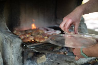 Kömür pantalonlu bir bbq yapmak, tavuk göğsü ve pastırma ızgarası açmak; sen ve arkadaşların için yaz günü lezzetli bir yemek..