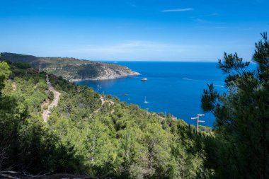 Punta Calamita 'nın panoramik manzarası, ve mıknatıs denilen tepe: Elba adasının ünlü demir madenlerinin bulunduğu bir manyetit ve demir yatağı
