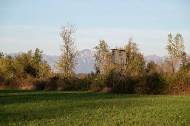 Spilimbergo, Friuli 'deki kırsal çayırların ortasında stilt bir ev. Bu metal yapı Tagliamento nehir yatağına yakındır..