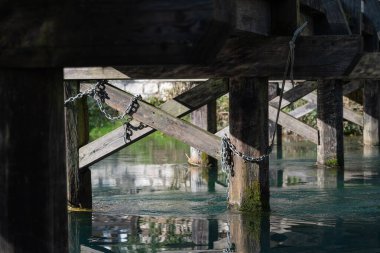 Metal zincir, tahta köprü sütunlarına bağlı. Bu yapı, Polcenigo 'daki Livenza Nehri' ni geçmek için inşa edilmiş. Santissima bölgesine yakın.