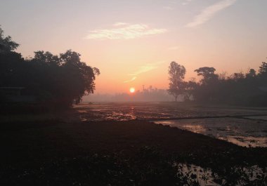 Nehrin üzerinde güzel bir gün batımı