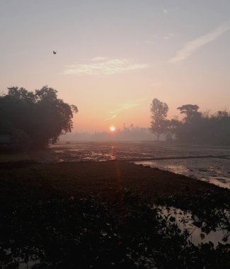 Gölde gün batımı