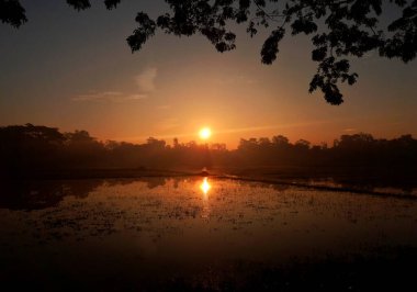 Sabaha karşı bir adamın silüeti