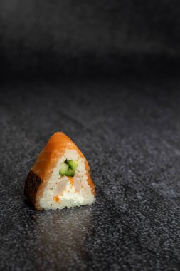 Siyah arka planda somonlu sugi.