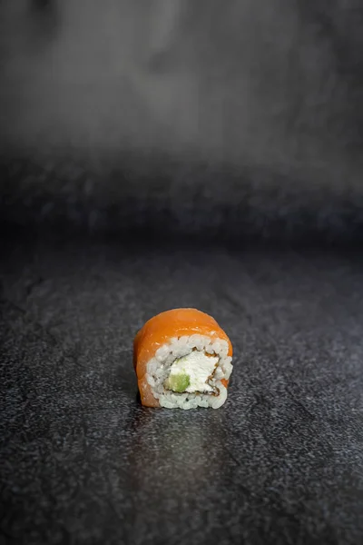 Sushi Sobre Fondo Negro Con Queso Crema Salmón Encima —  Fotos de Stock