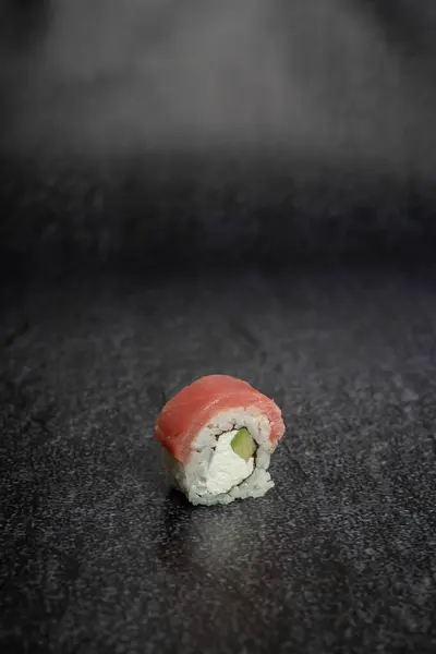 Sushi Sobre Fondo Negro Con Queso Crema Atún Encima —  Fotos de Stock