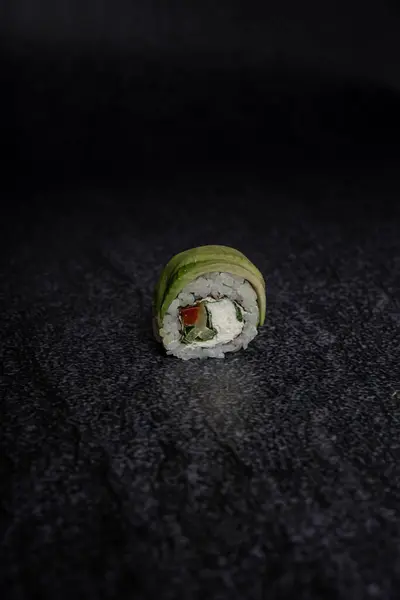 Sushi Sobre Fondo Negro Con Anguila Pepino — Foto de Stock