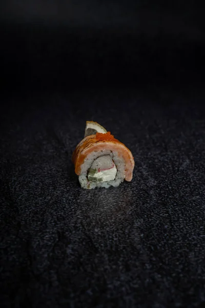 Sushi Sobre Fondo Negro Con Anguila Queso Crema —  Fotos de Stock