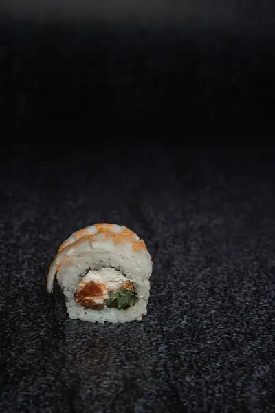 Sushi Sobre Fondo Negro Con Camarones Encima —  Fotos de Stock