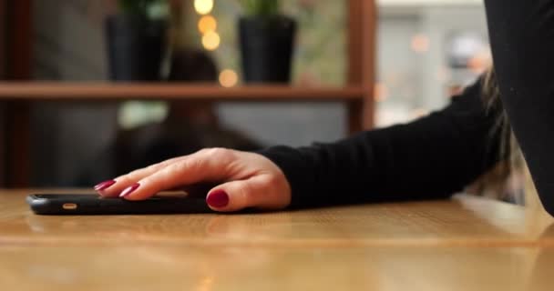 Anonieme Vrouwelijke Hand Nerveus Beroerte Smartphone Houten Tafel Stad Cafe — Stockvideo