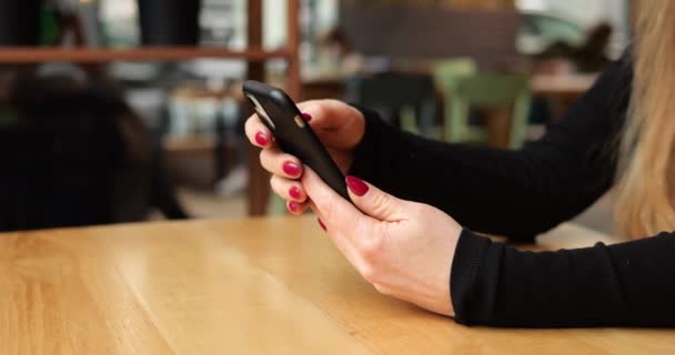Close Tiro Mão Feminina Com Smartphone Prego Vermelho Segurar Mesa — Vídeo de Stock