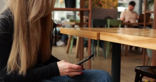 Mujer Joven Irreconocible Cafetería Esperando Pedido Con Teléfono Las Rodillas — Vídeos de Stock