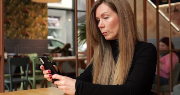 Mooie Vrouw Zitten Stad Restaurant Houd Smartphone Kijken Typen Het — Stockvideo