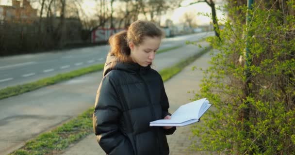 Genç Bayan Kitap Sever Şehir Yolundaki Kaldırımda Duran Açık Havada — Stok video