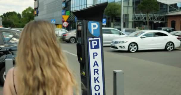 Jonge Vrouw Zonnebril Zomerjurk Benaderen Parkeermeter Voer Code Mooie Vrouwelijke — Stockvideo