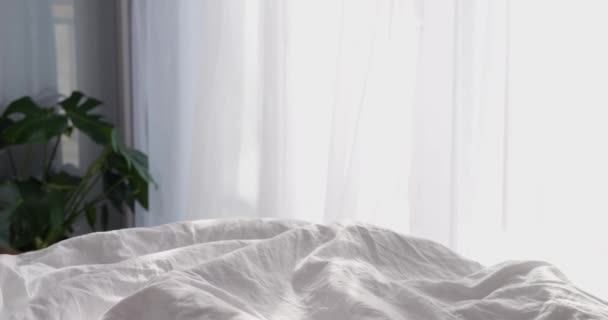 Weiße Baumwolldecke Auf Dem Bett Schlafzimmer Fenster Einem Sonnigen Tag — Stockvideo