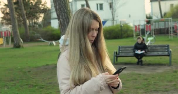 Joven Hermosa Mujer Pie Con Teléfono Inteligente Parque Infantil Parque — Vídeos de Stock