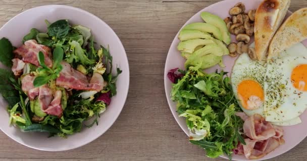 Вид Сверху Здоровую Сбалансированную Питательную Зелень Богатую Завтраком Обедом Две — стоковое видео