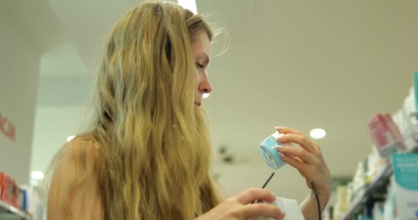 Vue Angle Bas Jeune Femme Consommateur Inspecter Pot Crème Dans — Video