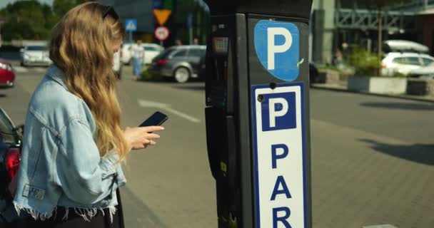 Jonge Mooie Vrouw Spijkerjasje Staan Parkeermeter Met Smartphone Vrouwelijke Student — Stockvideo