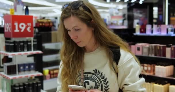 Mujer Joven Turista Pie Entre Los Productos Belleza Zona Libre — Vídeos de Stock
