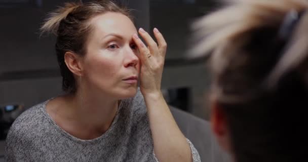 Μια Γυναίκα Αυτοπεποίθηση Διορθώνει Καθημερινό Casual Μακιγιάζ Στον Καθρέφτη Γυριστή — Αρχείο Βίντεο