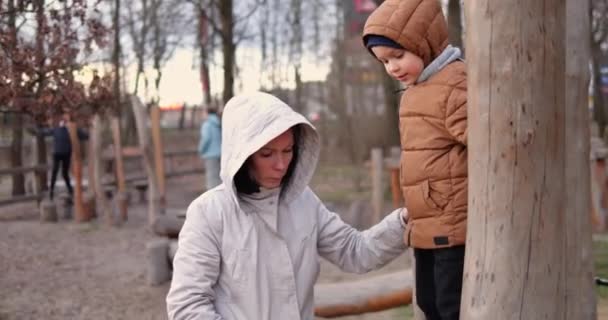 Mother Secures Five Year Old Boy Child Traverses Wooden Post — Stock Video