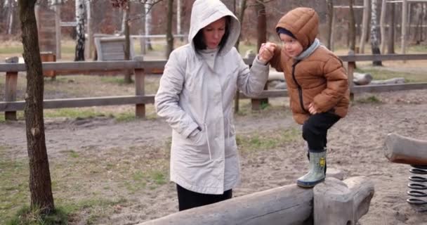 Mor Tillbringar Familjetid Med Liten Son Trälekplats Otäck Höstdag Föräldrar — Stockvideo