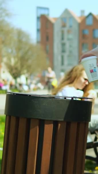 Dikey Video Tanınmayan Bir Kız Kadın Tek Kullanımlık Kağıt Bardağı — Stok video