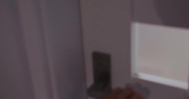 Fark edilmeden erkek çocuk odasına açılan kapı ve çocukların oyuncaklarını görmek. Şaşkın çocuk sessizce odaya giren babaya bakar. Yüksek kalite 4k görüntü